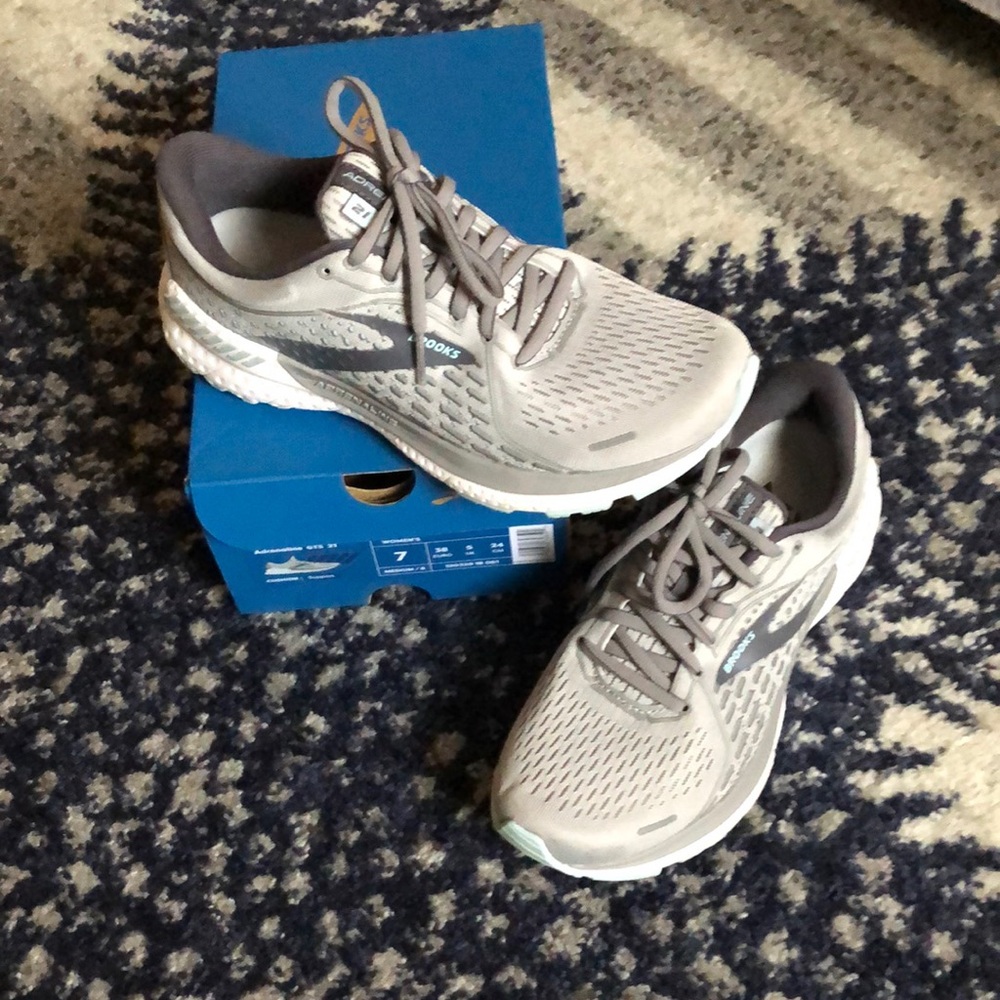 Women’s Brooks Adrenaline GTS 21 Size 7 Gray